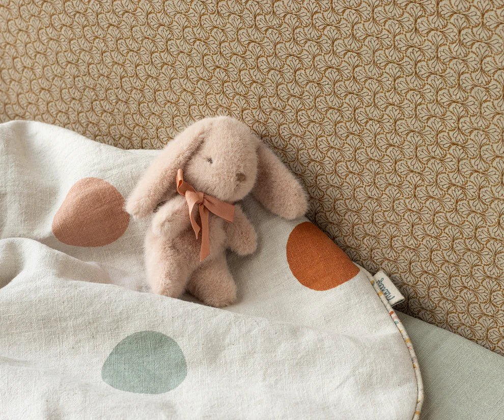 Maileg: Bunny plush, Mini - Powder - Acorn & Pip_Maileg