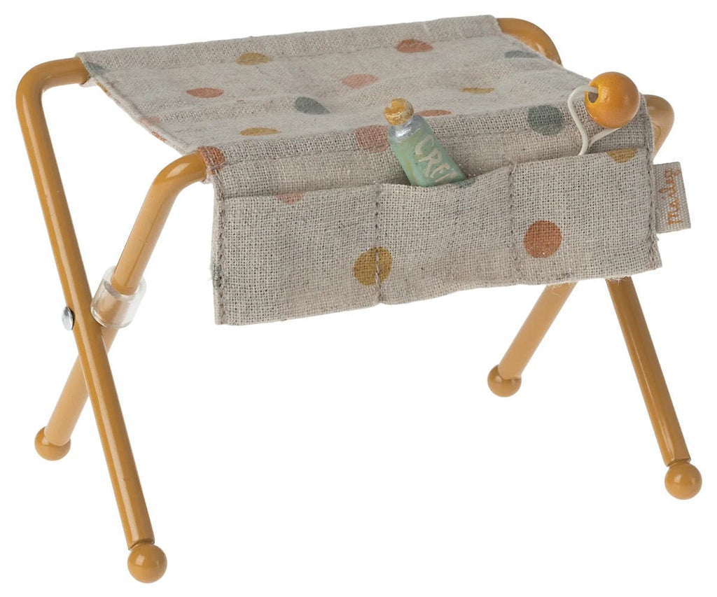 Maileg: Nursery table, Baby mouse - Ocher - Acorn & Pip_Maileg