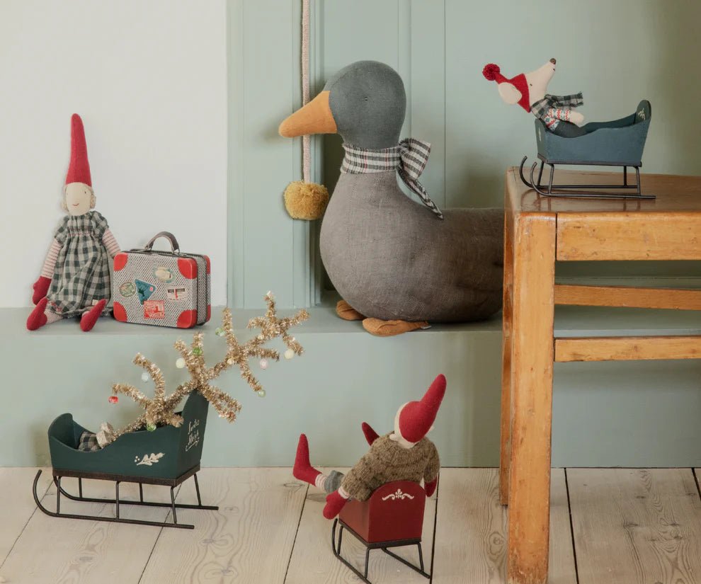 Maileg: Sleigh, Mouse - Green - Acorn & Pip_Maileg