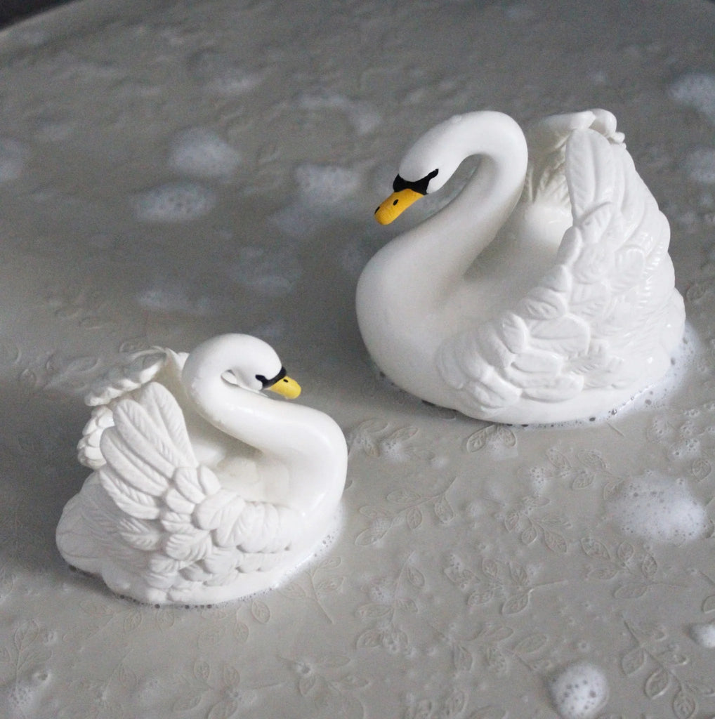 Natruba: Natural Rubber Large Bath Toy Swan - White - Acorn & Pip_Natruba