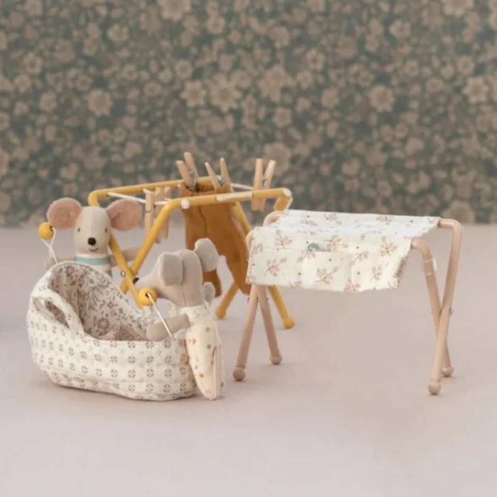 Maileg: Nursery Table, Baby mouse - Rose - Acorn & Pip_Maileg